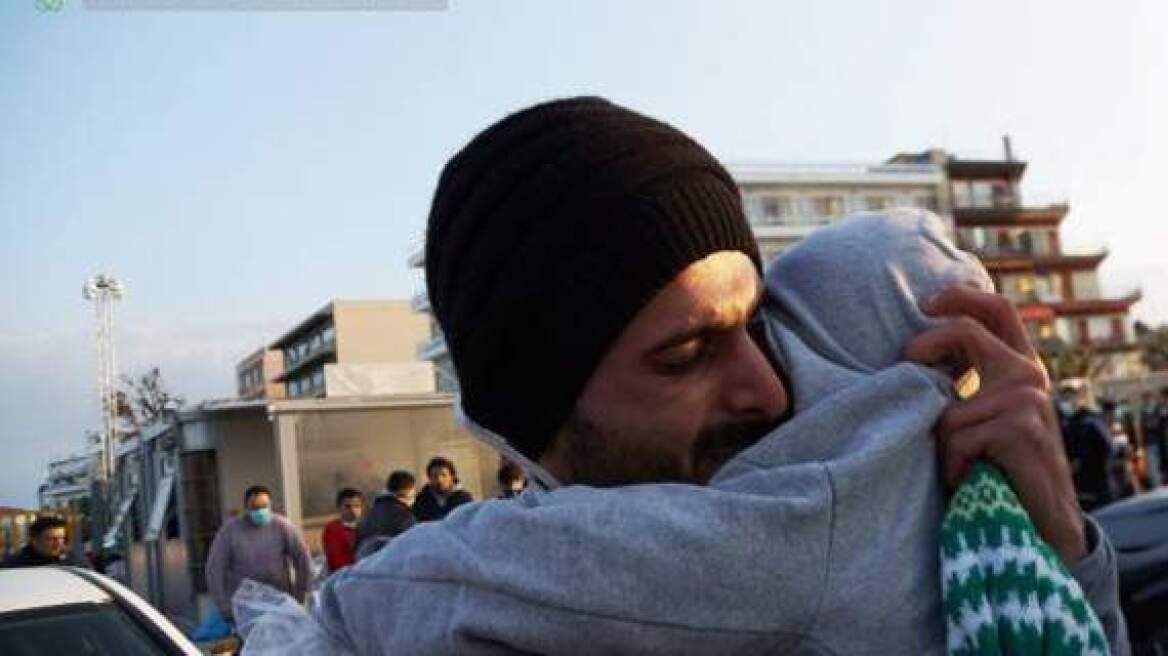 Συγκινητική φωτογραφία: Μετανάστης αγκαλιάζει το μωρό του - Νόμιζε ότι έχει πνιγεί